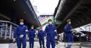 Members of the Civil Defence Force (APM) patrolling and Kuala Lumpur and providing information to the public to curb the spread of Covid-19 during the Movement Control Order (MCO). PIX: SYAFIQ AMBAK / MalaysiaGazette / 25 MARCH 2020.