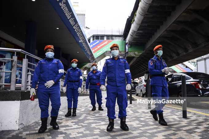 Members of the Civil Defence Force (APM) patrolling and Kuala Lumpur and providing information to the public to curb the spread of Covid-19 during the Movement Control Order (MCO). PIX: SYAFIQ AMBAK / MalaysiaGazette / 25 MARCH 2020.