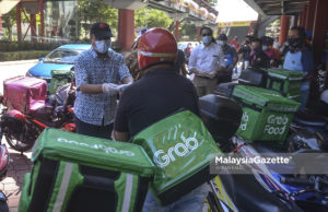 Menteri Belia dan Sukan Beri Topeng Muka kepada Penunggang Penghantar Makanan