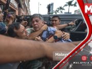 TERKINI : Mengejutkan dan KECOH!!! Tian Chua Dipukul dan Dibaling Botol oleh Penyokong PKR!!!