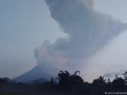 Lapangan terbang Solo tutup, Gunung Merapi meletus