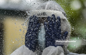 Anggota Bomba Nyahkuman ‘Disinfeksi’ di Pasar Awam