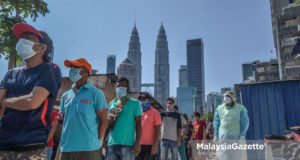 (Picture for representational purposes only). Foreign workers quieing up, waiting for their turn to go for the Covid-19 screening at Kampung Baru, Kuala Lumpur. PIX: IQBAL BASRI / MalaysiaGazette / 16 APRIL 2020