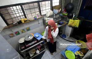 Makan nasi goreng untuk berjimat