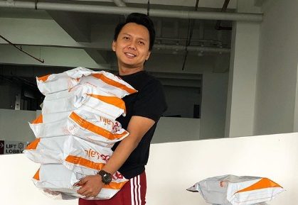 Penyampai radio Era, Radin membuat Lelongan Amal
