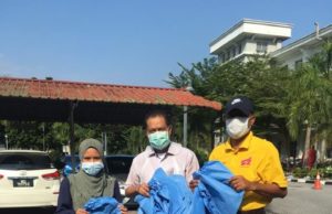 Putra Bahagian Larut jahit PPE untuk Hospital Taiping