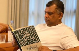 Tony baca buku Mengenali Rasulullah
