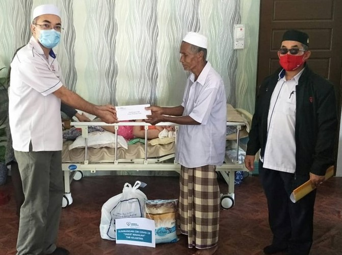 Wakil Tenaga Nasional Berhad (TNB) Kelantan menyampaikan sumbangan Wakalah Zakat TNB kepada seorang asnaf yang mempunyai anak OKU di Tunjung Kota Bharu. Sumbangan berbentuk barangan keperluan harian dan wang itu adalah satu daripada usaha TNB untuk berkongsi rezeki dengan mereka yang memerlukan.