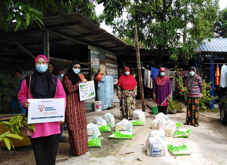 Sebahagian daripada 50 keluarga asnaf di kawasan sekitar Pasir Gudang, Johor Bahru yang menerima bantuan makanan dan keperluan harian daripada wakalah zakat Tenaga Nasional Berhad (TNB). Pemberian sumbangan ini adalah tanda prihatin TNB bagi meringankan beban mereka yang terjejas akibat wabak Covid-19 sepanjang Ramadan ini.