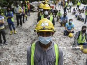 Kita harus akui keperluan pekerja asing dalam pembangunan negara (Picture for representational purposes only) Foreign construction workers queuing up for their Covid-19 screening following the outbreak at Jalan Batai, Bukit Damansara. PIX: AFIQ RAZALI / MalaysiaGazette / 09 MAY 2020 foreign workers intake Ministry of Human Resources