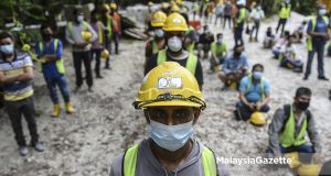 (Picture for representational purposes only) Foreign construction workers queuing up for their Covid-19 screening following the outbreak at Jalan Batai, Bukit Damansara. PIX: AFIQ RAZALI / MalaysiaGazette / 09 MAY 2020 foreign workers intake Ministry of Human Resources