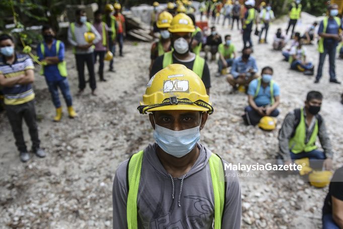 (Picture for representational purposes only) Foreign construction workers queuing up for their Covid-19 screening following the outbreak at Jalan Batai, Bukit Damansara. PIX: AFIQ RAZALI / MalaysiaGazette / 09 MAY 2020 foreign workers intake Ministry of Human Resources