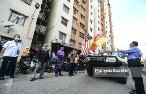 Timbalan Menteri KPKT Serah Bantuan Makanan di PPR Lembah Subang