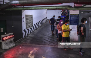 Persiapan terakhir Syawal, orang ramai berbaris sampai ke lot pakir