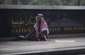 Suasana Pagi Raya di Luar Perkarangan Masjid Negara