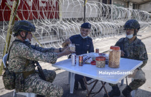 POLIS, TENTERA Beraya di Kawat Duri