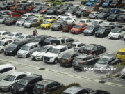 KJ shocked to see many cars parked at the roadside of Serdang Hospital Serdang Hospital carpark