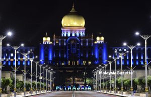 Mercu tanda Putrajaya bercahaya sempena Hari Wilayah Persekutuan 2021