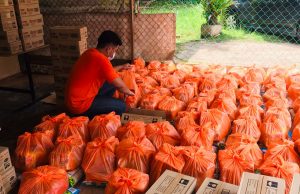 Felda salur bantuan makanan kepada peneroka