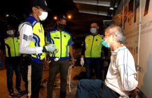 Pemandu mabuk cuba langgar polis ditahan