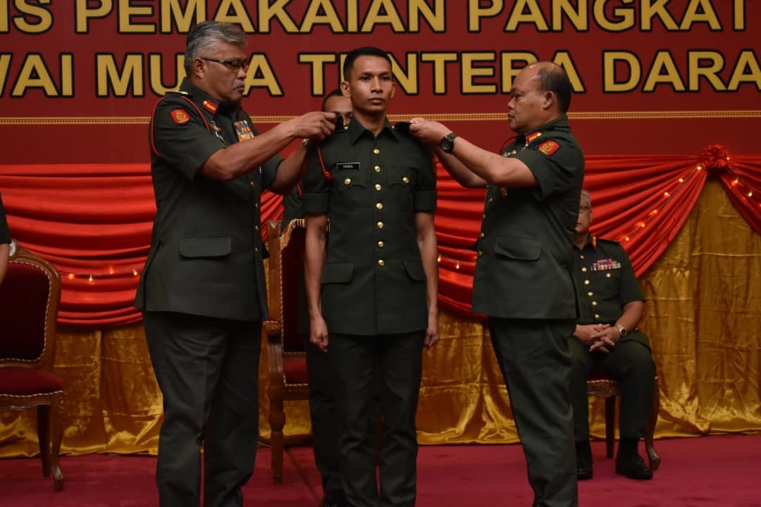 Anak pemandu bas Pegawai Kadet Terbaik Tentera Darat