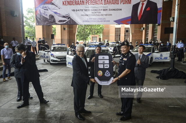 Datuk Seri Hamzah Zainudin Serah Kenderaan Peronda Baharu PDRM