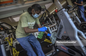 Sanitasi peralatan gim setiap 4 jam sekali