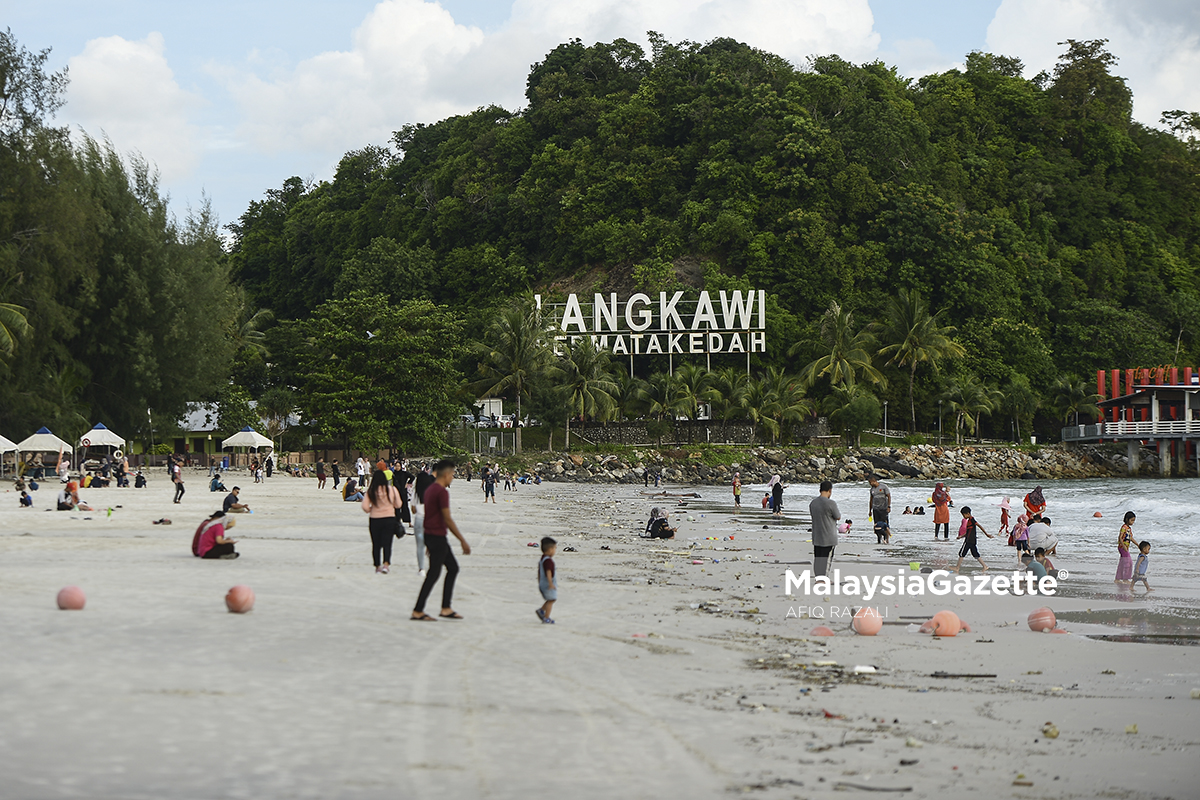 Pantai Cenang Kembali Meriah Selepas Tiga Bulan Sepi Tanpa Pengunjung   MGF13062020 PENGUNJUNG DI PANTAI CENANG 07 1 