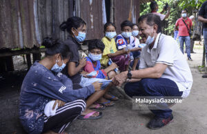 Calon Bebas, Tengku Zainul Hisham Beri ‘facemask’ kepada Orang Asli