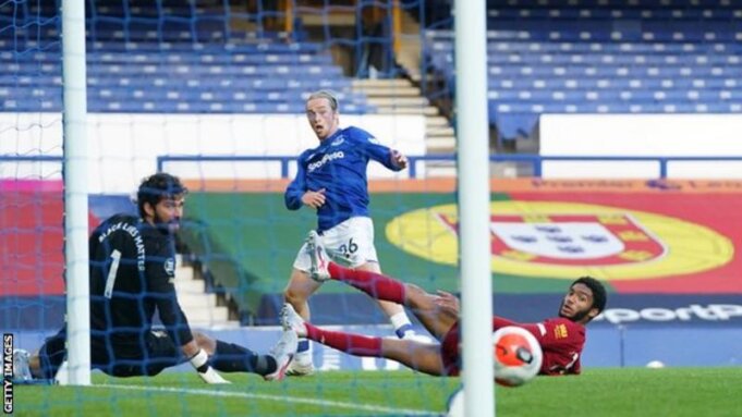 alisson tepis cubaan Tom Davies