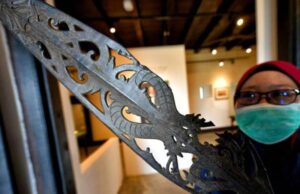 Dayung kayu hiasan berusia 120 tahun dipamerkan di Muzium Brooke