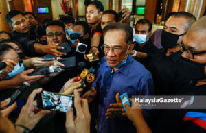 Walaupun tidak hadir, Dr Mahathir tetap bersama PH – Anwar Ibrahim