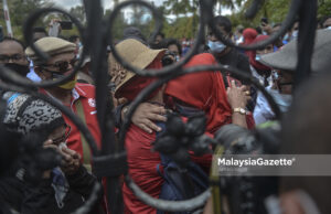 Penyokong bersorak, tanda protes bila Najib bersalah 7 pertuduhan