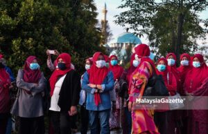 Rombongan UMNO Pahang antara terawal tiba di mahkamah