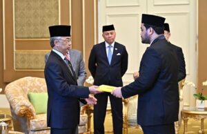Agong kurnia biasiswa kepada 11 pelajar