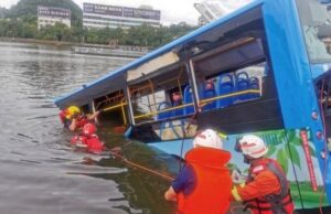 Bas terjunam ke dalam sungai, 21 maut