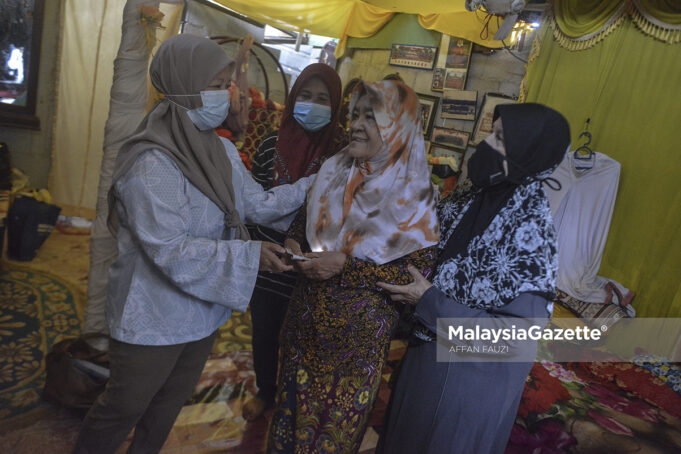 Bumbung bocor tadah besen  setiap kali hujan