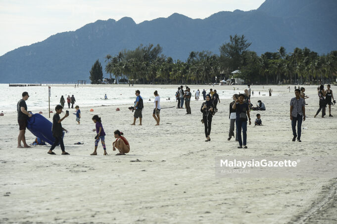 SUASANA PENGUNJUNG DI PANTAI CENANG