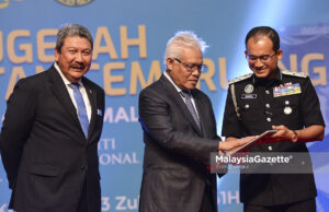 Hamzah Zainudin Hadir Anugerah Perkhidmatan Cemerlang Imigresen