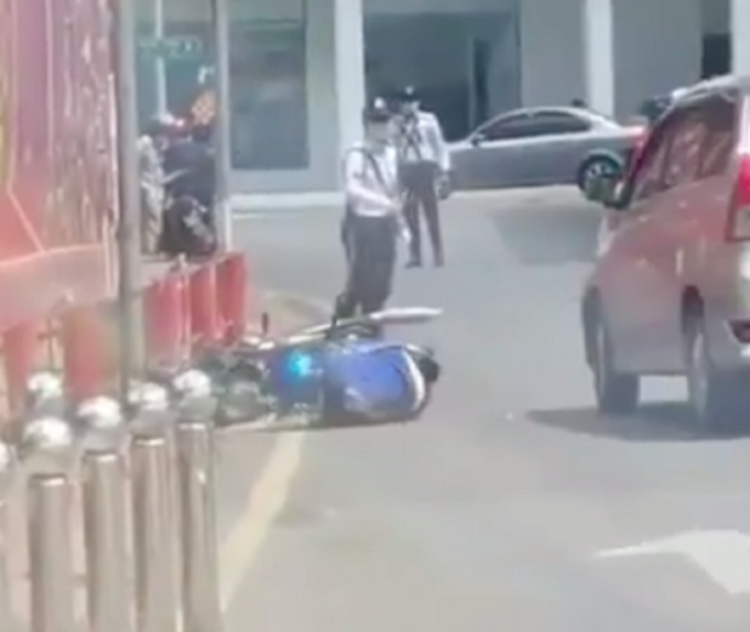polis tendang