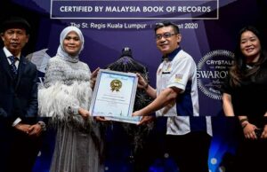 Pengeluar tudung tempatan perkenal tudung bernilai RM100,000
