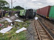 18 maut, 44 cedera, kereta api dan bas bertembung di Thailand