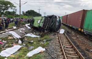 18 maut, 44 cedera, kereta api dan bas bertembung di Thailand