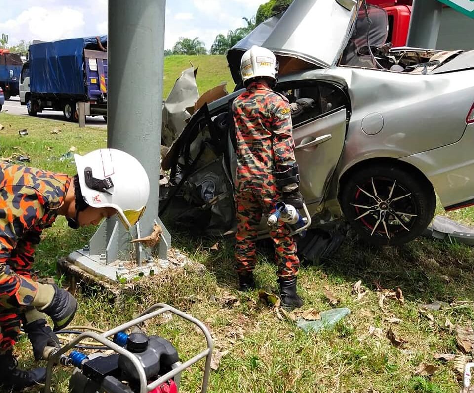 Anak Beranak Maut Dalam Nahas Kereta