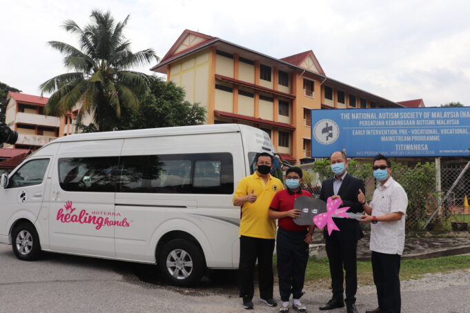 General Manager of doTERRA Malaysia, Ethan Wang (Second From Right) and Chairman of NASOM, Julian Wong (Right) during the mock key handover of the sponsored vehicle