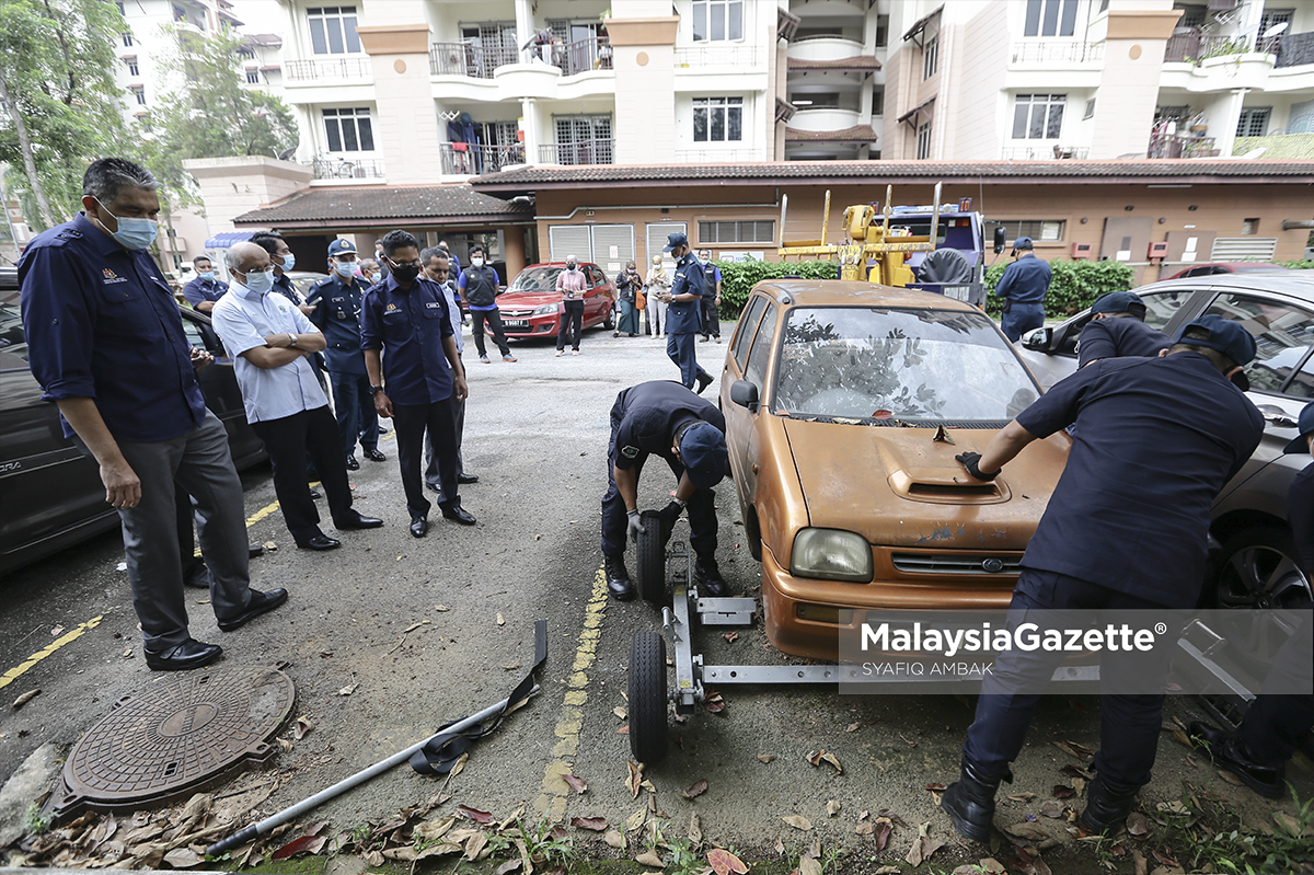 MGF051020_PENGALIHAN KERETA YANG TERSADAI (6)