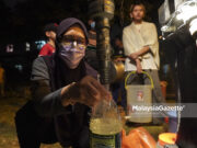 Penduduk Taman Bukit Subang Berpusu-pusu Tadah Bekalan Air