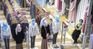 Picture for representational purposes only. PIX: SYAFIQ AMBAK / MalaysiaGazette / 20 OCTOBER 2020 retail business sectors reopens MCO