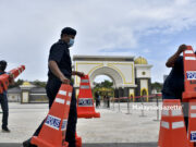 Anggota Polis dan Unit 21 Skuadron Istiadat Berkuda Bersiap Sedia Sebelum Mesyuarat Khas Majlis Raja-Raja Melayu