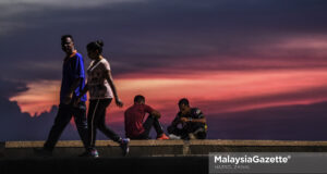 Visitors enjoying the sun set at Pantai Morib, Kuala Langat, Selangor. PIX: HAZROL ZAINAL / MalaysiaGazette / 28 OCTOBER 2020.